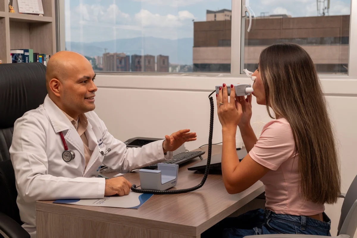 Paciente realizando una espirometría durante la evaluación de asma