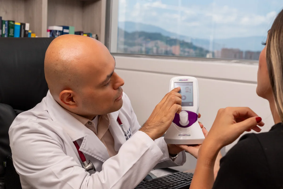 Demostración del dispositivo NObreath para medición de FeNO durante la evaluación del asma