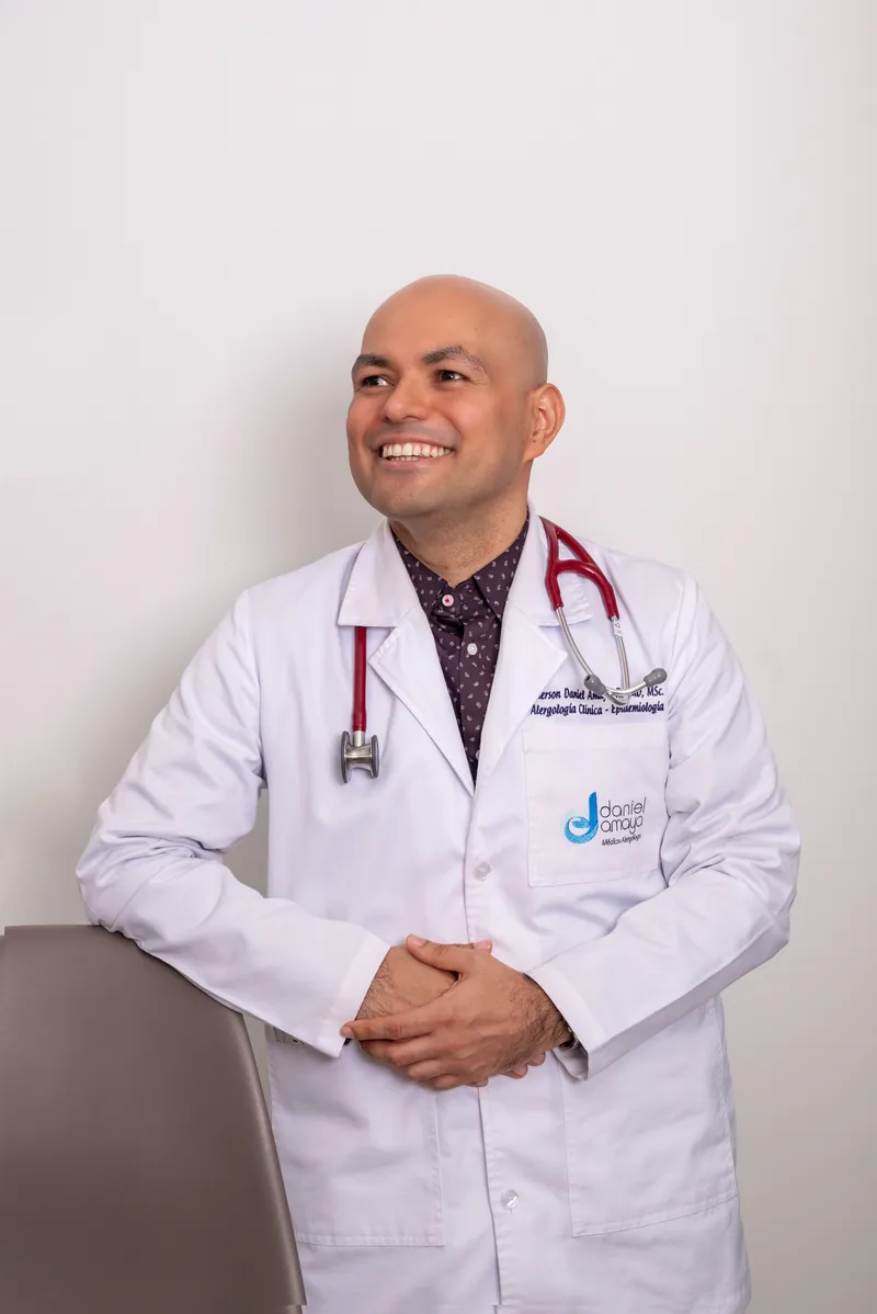 Dr. Daniel Amaya - Alergólogo Medellín mirando hacia el texto