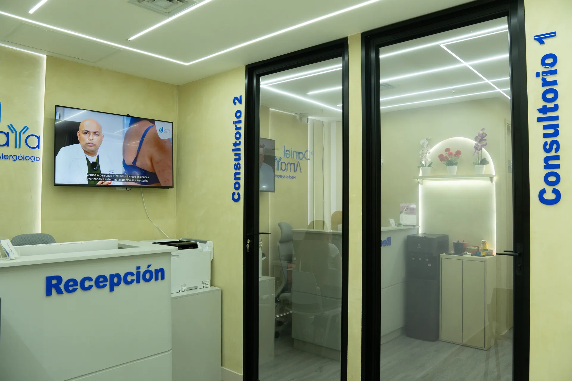 Recepción y sala de espera del consultorio en Torre Médica Comedal