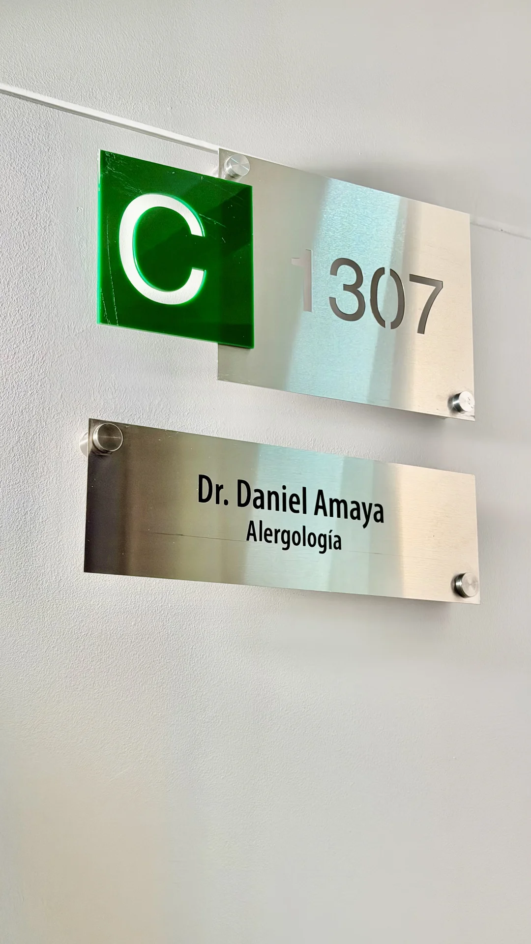 Placa Consultorio 1307 Dr. Daniel Amaya