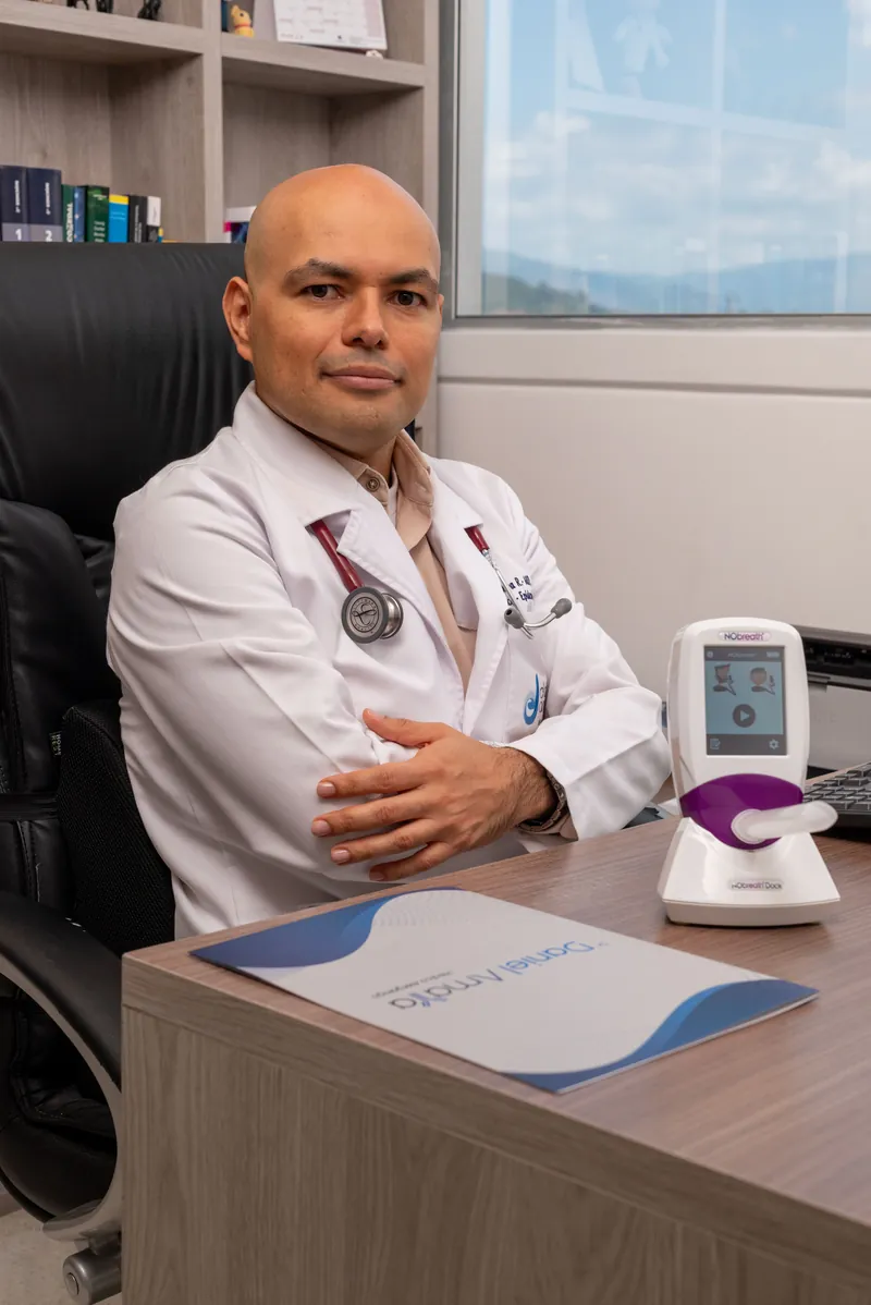 Dr. Daniel Amaya realizando prueba FeNO
