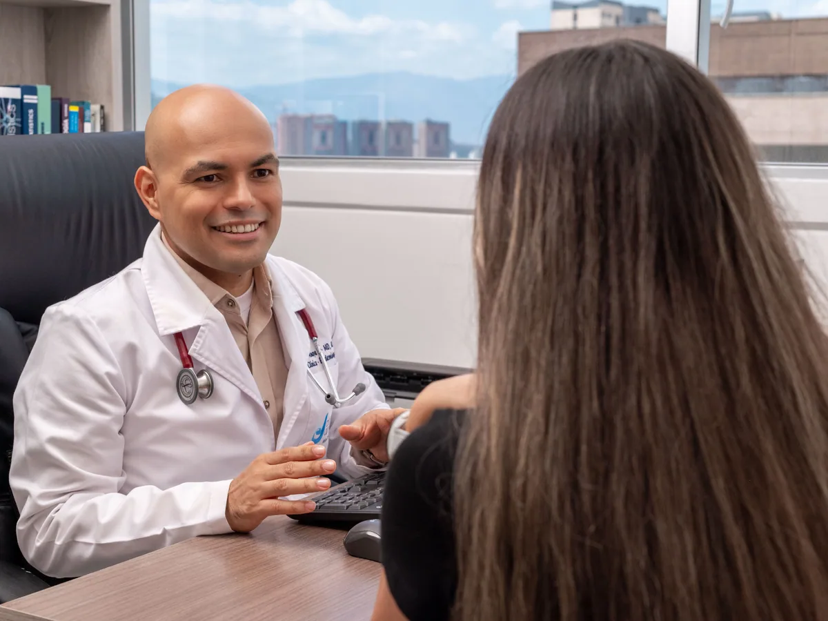 Dr. Daniel Amaya durante una consulta de alergología
