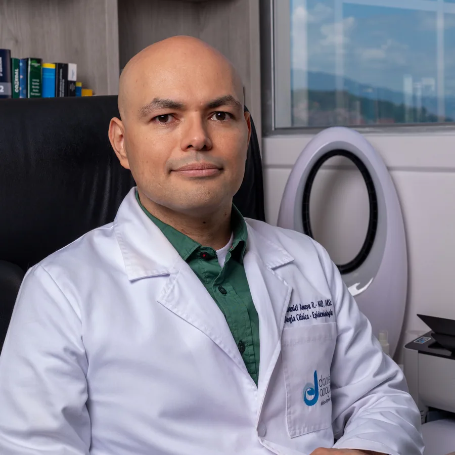 Dr. Daniel Amaya en su consultorio de Plaza Médica Mayorca