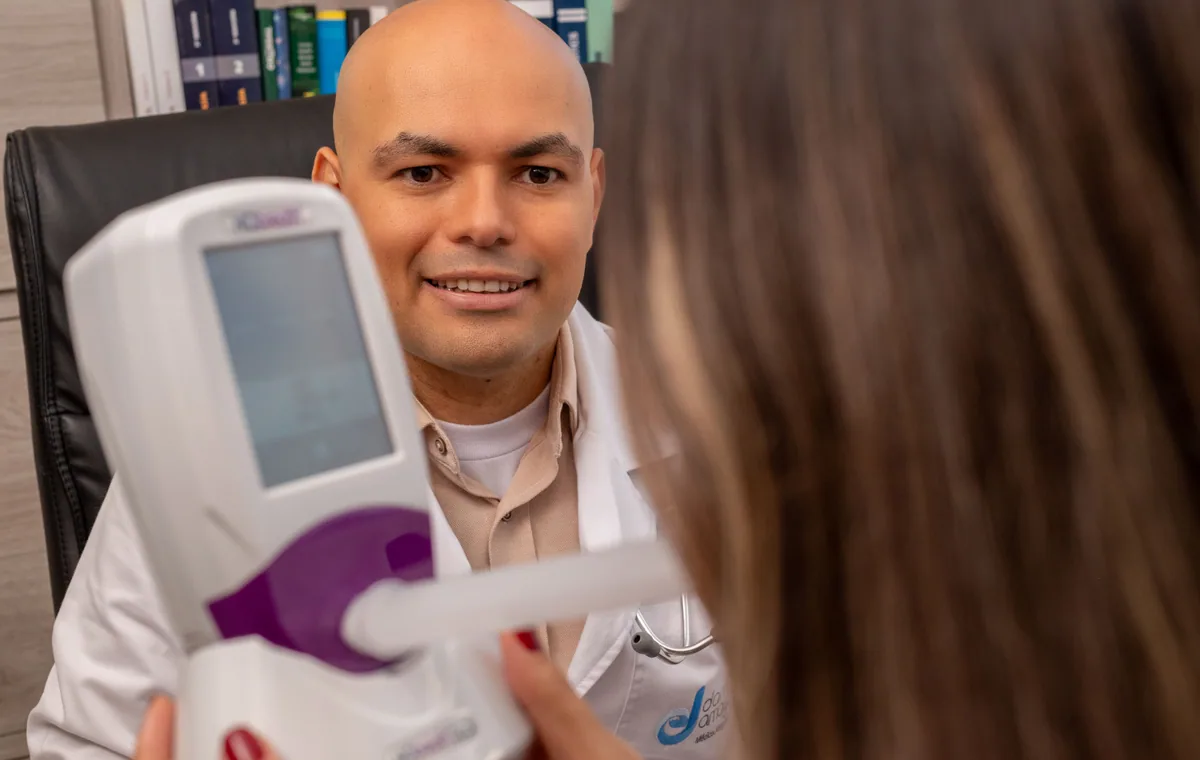Dr. Daniel Amaya supervisando una prueba de FeNO en su consultorio