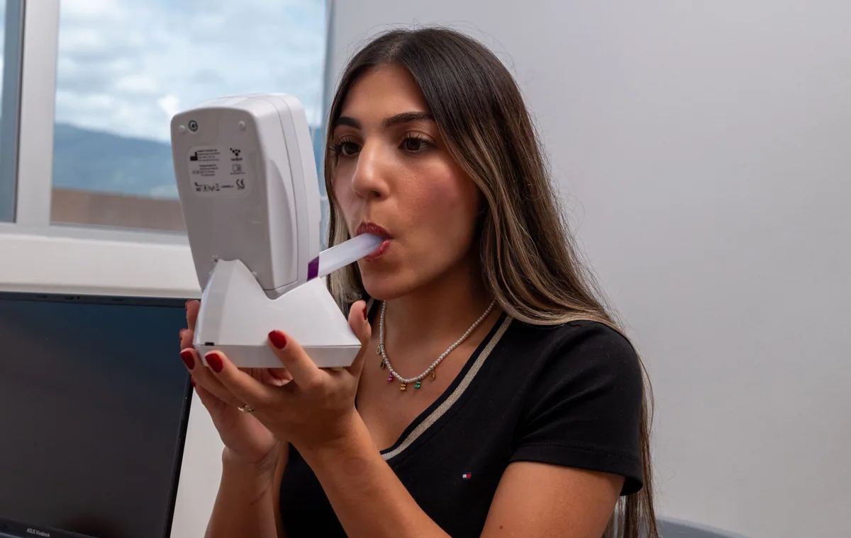 Paciente realizando la medición de la fracción exhalada de óxido nítrico FeNO en Medellín