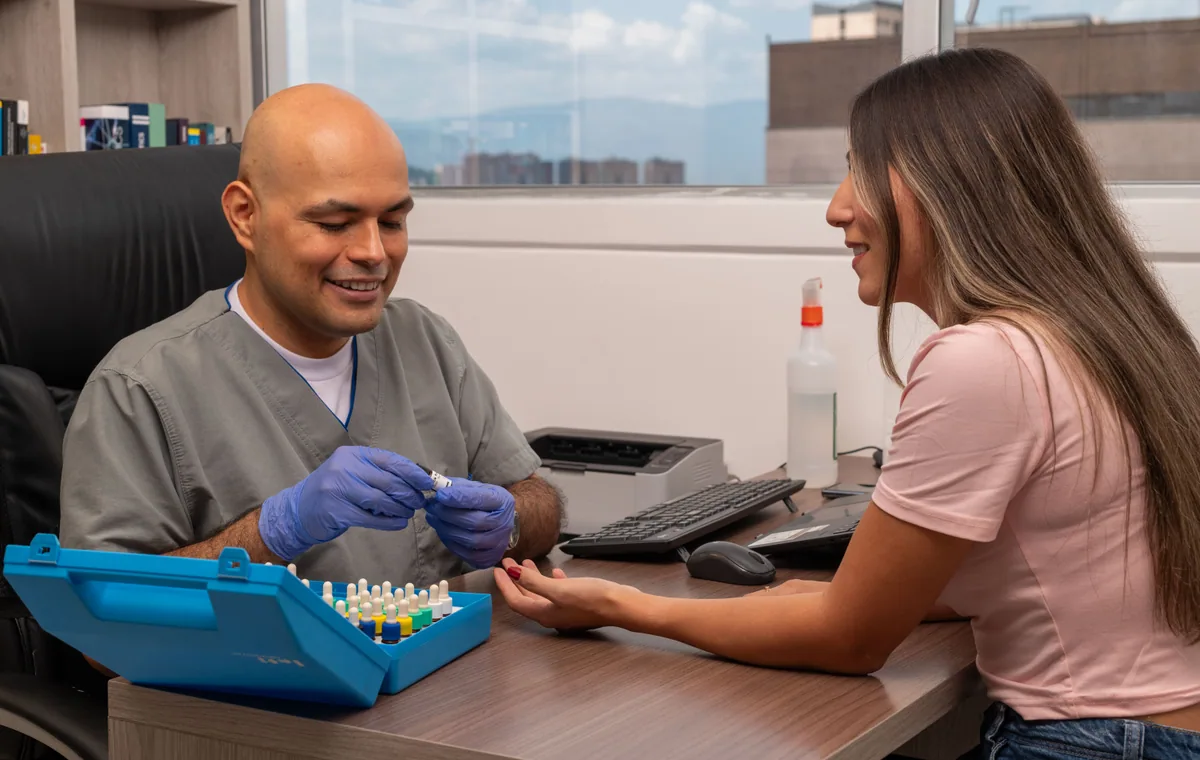 Preparación de una prueba cutánea de alergia en el consultorio del Dr. Daniel Amaya