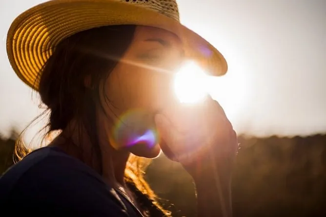 Cómo identificar y tratar la fotodermatitis: La alergia solar explicada